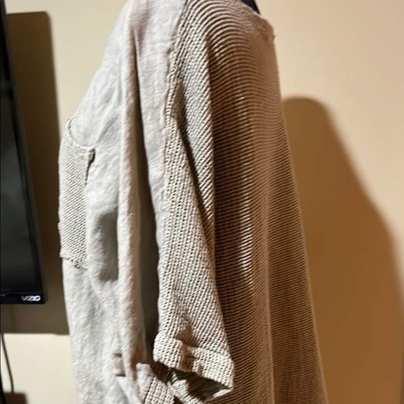 Women's Tan Top with Pocket Detail - Picture 4 of 6